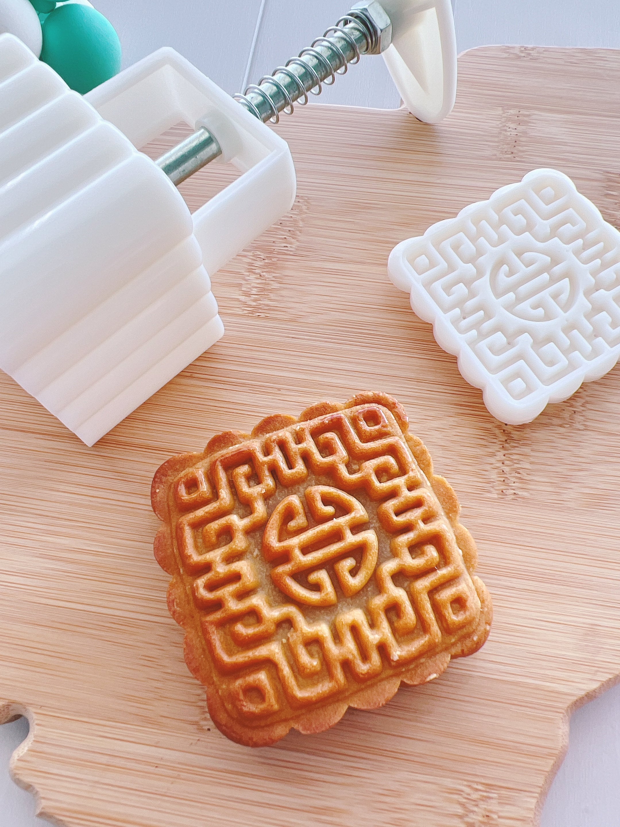 Traditional Asian Chinese Mooncakes filling with Mooncake Paste and Salted Egg Yolk 亚洲中国传统手工月饼