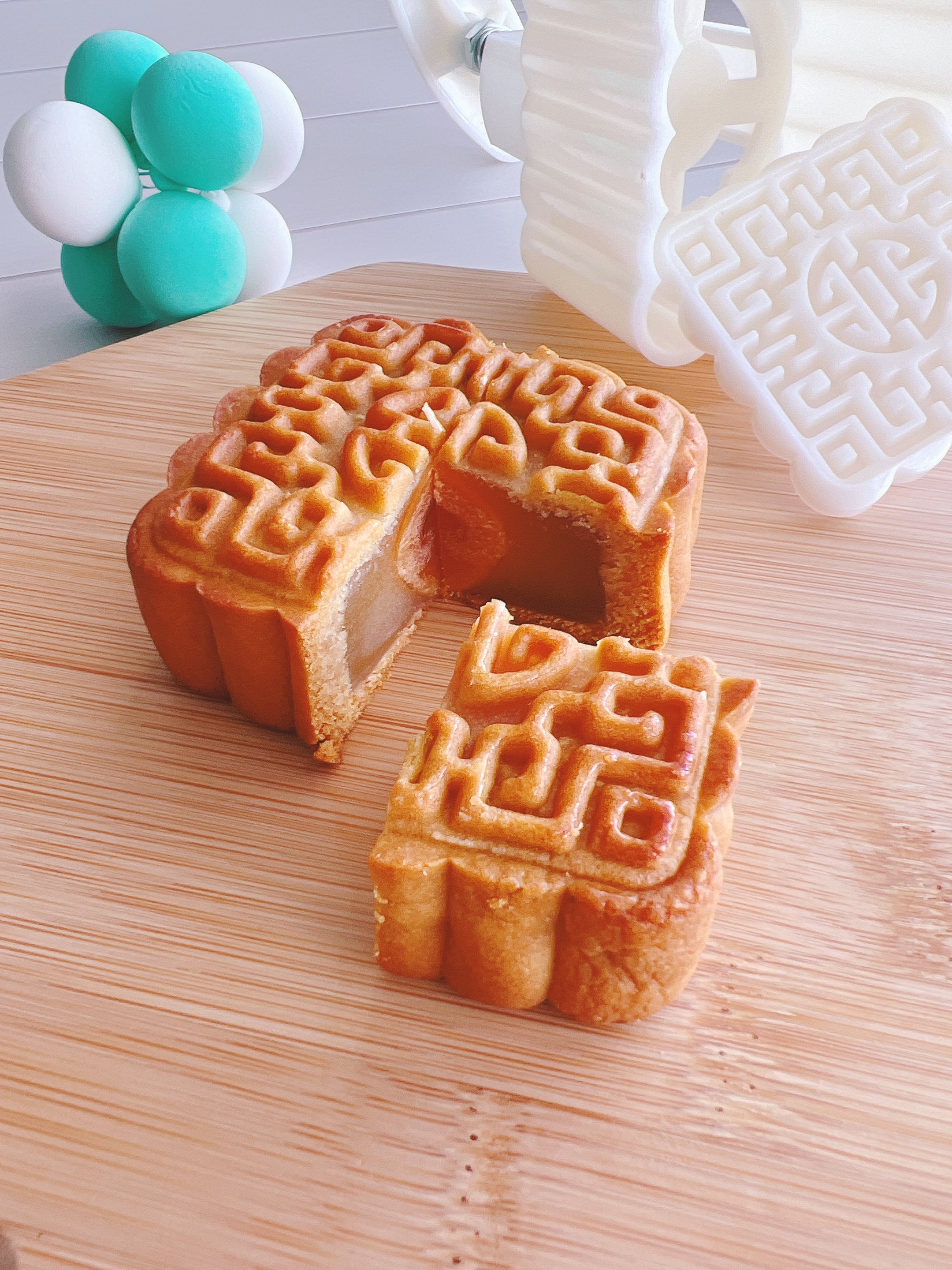Traditional Asian Chinese Mooncakes filling with Mooncake Paste and Salted Egg Yolk 亚洲中国传统手工月饼
