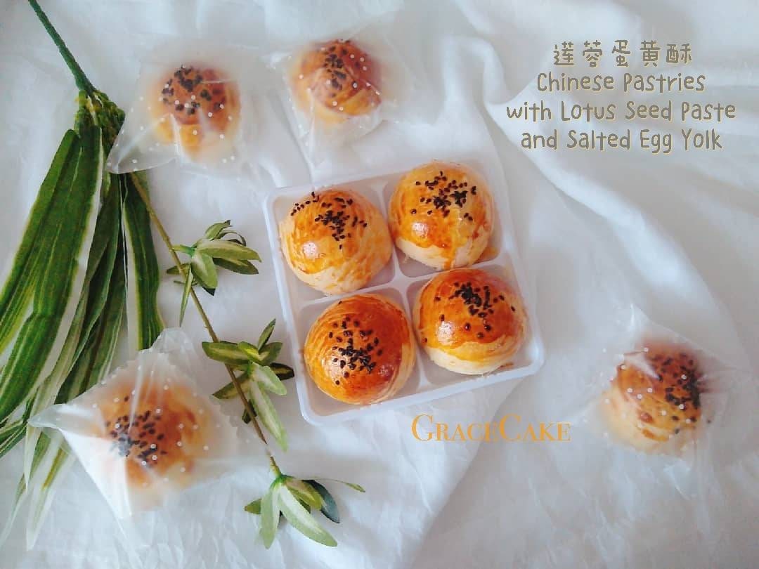 Traditional Asian Chinese Pastries Mooncakes with Fillings 亚洲中国传统酥皮糕点 苏式月饼 点心 蛋黄酥