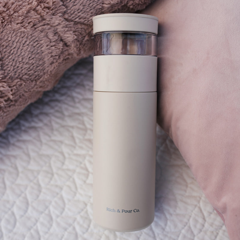 https://www.sarapnow.com/cdn/shop/products/rich-and-pour-home-lifestyle-beige-rich-pour-stainless-steel-travel-tumbler-with-tea-infuser-30045000564823.jpg?v=1676421955&width=800